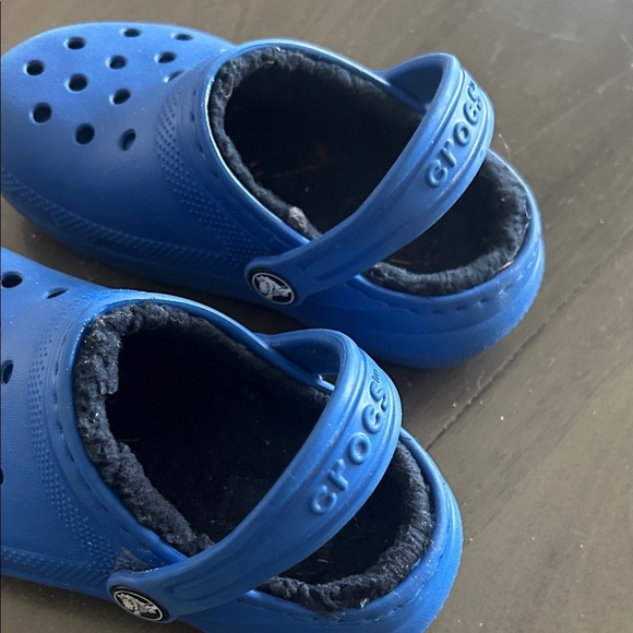 CROCS Kids Vibrant Blue Slippers with Sherpa insole - Picture 6 of 6